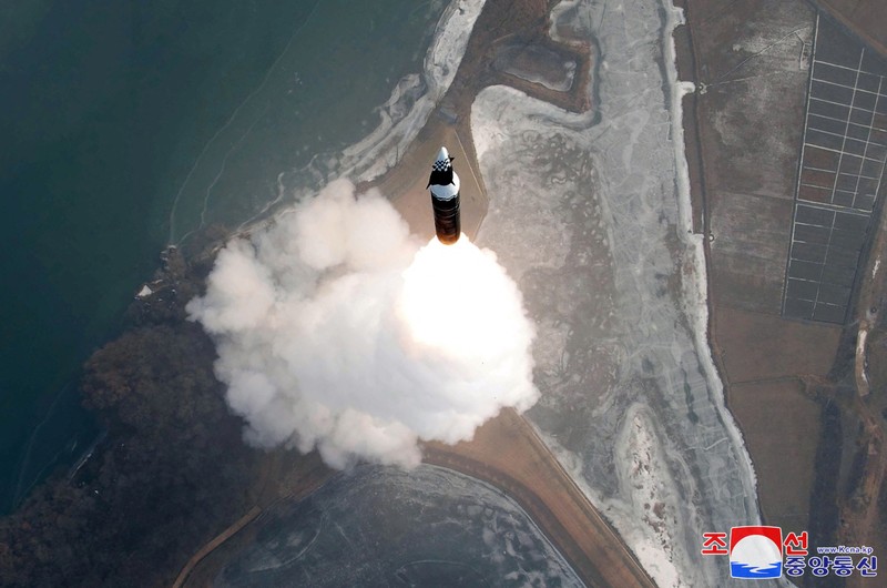 Sebuah rudal terbang selama apa yang media pemerintah KCNA katakan sebagai uji coba rudal balistik hipersonik jarak menengah baru di lokasi yang dirahasiakan pada 6 Januari 2025, dalam foto ini dirilis pada 7 Januari 2025 oleh Kantor Berita Pusat Korea resmi Korea Utara. (KCNA via REUTERS)