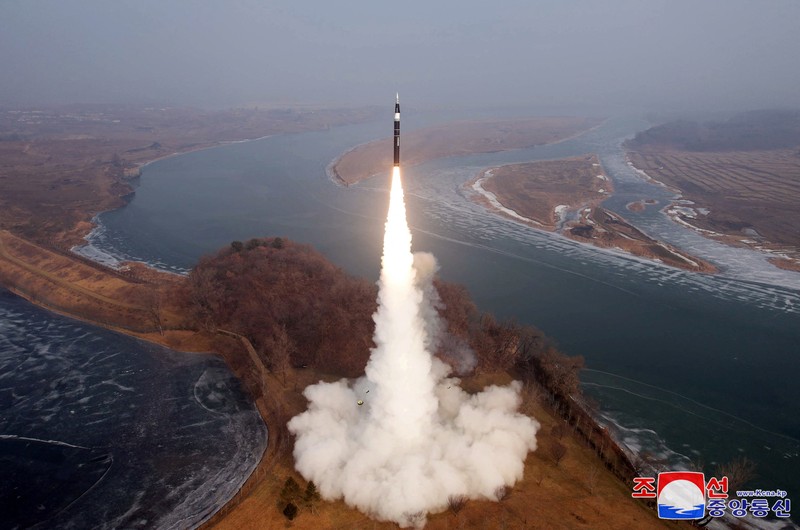 Sebuah rudal terbang selama apa yang media pemerintah KCNA katakan sebagai uji coba rudal balistik hipersonik jarak menengah baru di lokasi yang dirahasiakan pada 6 Januari 2025, dalam foto ini dirilis pada 7 Januari 2025 oleh Kantor Berita Pusat Korea resmi Korea Utara. (KCNA via REUTERS)