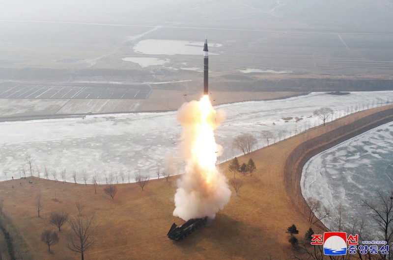Sebuah rudal terbang selama apa yang media pemerintah KCNA katakan sebagai uji coba rudal balistik hipersonik jarak menengah baru di lokasi yang dirahasiakan pada 6 Januari 2025, dalam foto ini dirilis pada 7 Januari 2025 oleh Kantor Berita Pusat Korea resmi Korea Utara. Sebuah rudal terbang selama apa yang media pemerintah KCNA katakan sebagai uji coba rudal balistik hipersonik jarak menengah baru di lokasi yang dirahasiakan pada 6 Januari 2025, dalam foto ini dirilis pada 7 Januari 2025 oleh Kantor Berita Pusat Korea resmi Korea Utara. (KCNA via REUTERS)