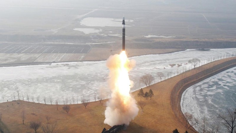 Sebuah rudal terbang selama apa yang media pemerintah KCNA katakan sebagai uji coba rudal balistik hipersonik jarak menengah baru di lokasi yang dirahasiakan pada 6 Januari 2025, dalam foto ini dirilis pada 7 Januari 2025 oleh Kantor Berita Pusat Korea resmi Korea Utara. (KCNA via REUTERS)