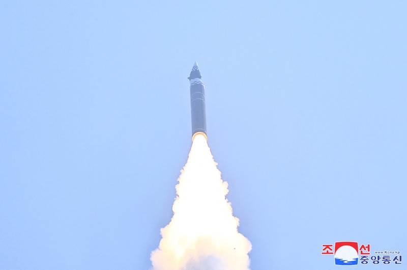 Sebuah rudal terbang selama apa yang media pemerintah KCNA katakan sebagai uji coba rudal balistik hipersonik jarak menengah baru di lokasi yang dirahasiakan pada 6 Januari 2025, dalam foto ini dirilis pada 7 Januari 2025 oleh Kantor Berita Pusat Korea resmi Korea Utara. Sebuah rudal terbang selama apa yang media pemerintah KCNA katakan sebagai uji coba rudal balistik hipersonik jarak menengah baru di lokasi yang dirahasiakan pada 6 Januari 2025, dalam foto ini dirilis pada 7 Januari 2025 oleh Kantor Berita Pusat Korea resmi Korea Utara. (KCNA via REUTERS)