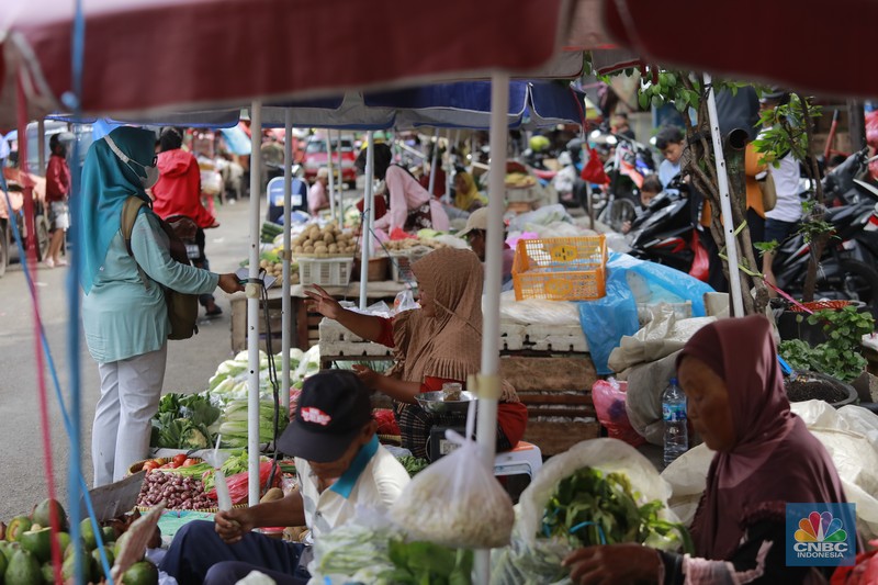 Sejumlah warga membeli cabai di Pasar Minggu, Jakarta, Selasa (7/01/2025). (CNBC Indonesia/Muhammad Sabki)