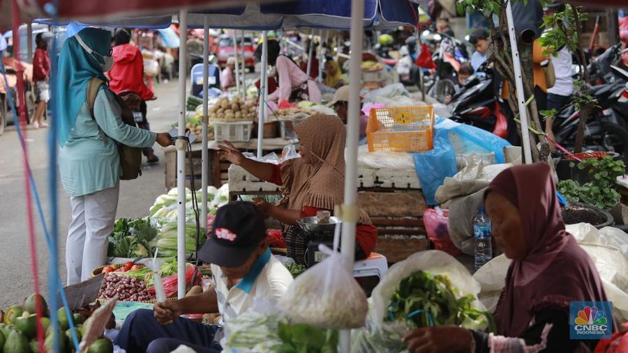 Sejumlah warga membeli cabai di Pasar Minggu, Jakarta, Selasa (7/01/2025). (CNBC Indonesia/Muhammad Sabki)