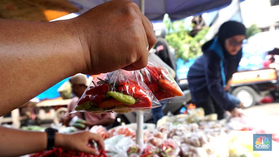 Sejumlah warga membeli cabai di Pasar Minggu, Jakarta, Selasa (7/01/2025). (CNBC Indonesia/Muhammad Sabki)