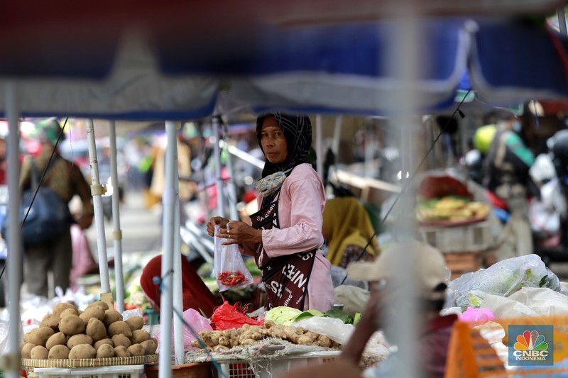 Sejumlah warga membeli cabai di Pasar Minggu, Jakarta, Selasa (7/01/2025). (CNBC Indonesia/Muhammad Sabki)
