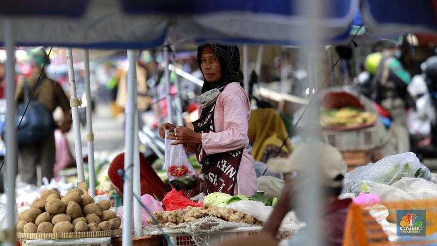 Sejumlah warga membeli cabai di Pasar Minggu, Jakarta, Selasa (7/01/2025). (CNBC Indonesia/Muhammad Sabki)