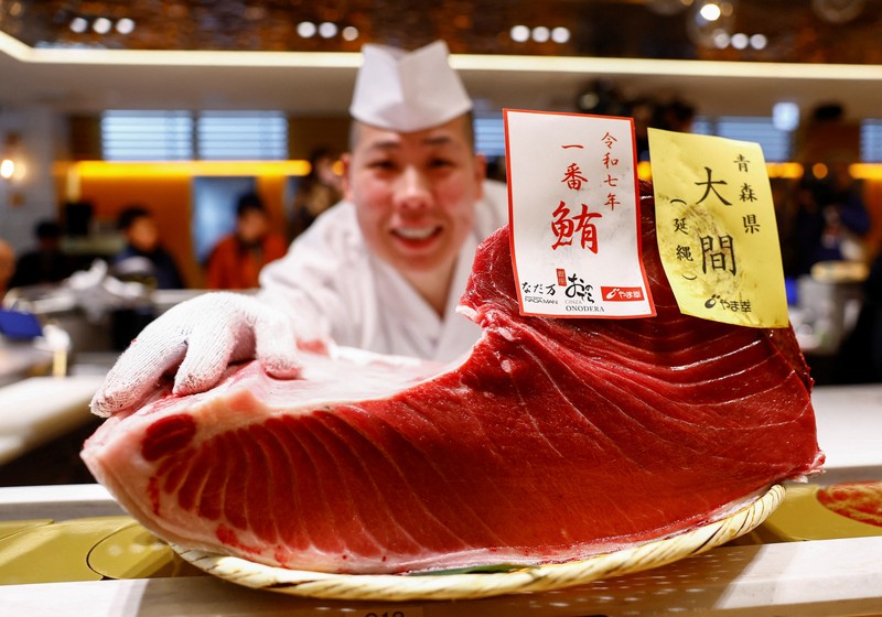 Seekor tuna sirip biru seberat 276 kilogram yang dilelang seharga 207 juta yen Jepang (sekitar 1,3 juta dolar AS), yang dibeli bersama oleh operator restoran sushi Onodera Group dan pedagang grosir Yamayuki, dibawa ke restoran sushi Onodera setelah pelelangan tuna pertama Tahun Baru di Tokyo, Jepang, 5 Januari 2025. Seekor tuna sirip biru seberat 276 kilogram yang dilelang seharga 207 juta yen Jepang (sekitar 1,3 juta dolar AS), yang dibeli bersama oleh operator restoran sushi Onodera Group dan pedagang grosir Yamayuki, dibawa ke restoran sushi Onodera setelah pelelangan tuna pertama Tahun Baru di Tokyo, Jepang, 5 Januari 2025. (REUTERS/Issei Kato)
