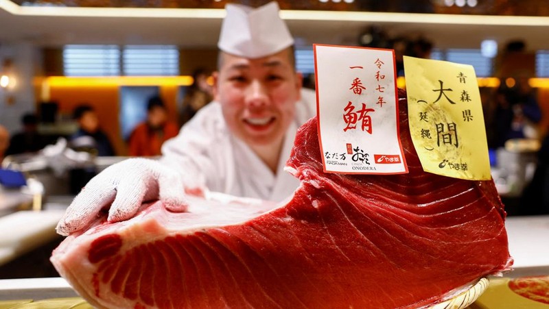 Seekor tuna sirip biru seberat 276 kilogram yang dilelang seharga 207 juta yen Jepang (sekitar 1,3 juta dolar AS), yang dibeli bersama oleh operator restoran sushi Onodera Group dan pedagang grosir Yamayuki, dibawa ke restoran sushi Onodera setelah pelelangan tuna pertama Tahun Baru di Tokyo, Jepang, 5 Januari 2025. (REUTERS/Issei Kato)