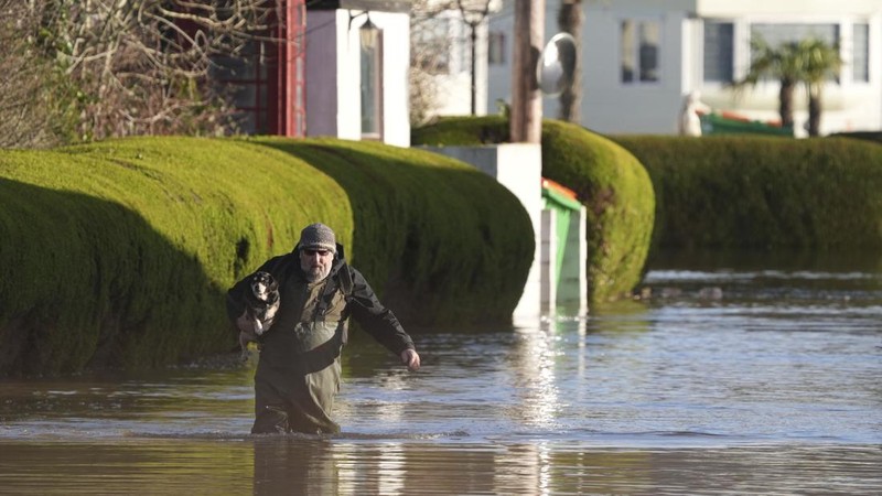 Pemandangan banjir di sekitar taman karavan Little Venice di Yalding, Kent, Inggris, Senin, 6 Januari 2025. (Gareth Fuller/PA via AP)