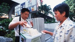 Jungkir Balik Hidup Sirivat, Dulu Miliarder Kini Jadi Penjual Roti di Jalan