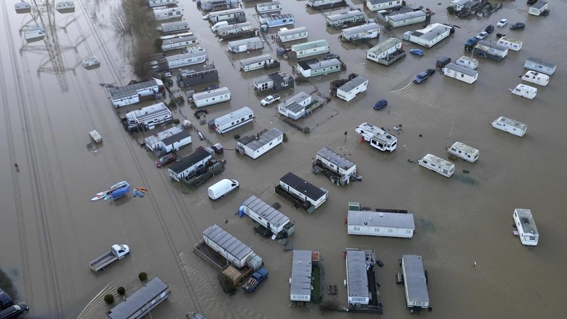 Pemandangan banjir di sekitar taman karavan Little Venice di Yalding, Kent, Inggris, Senin, 6 Januari 2025. (Gareth Fuller/PA via AP)