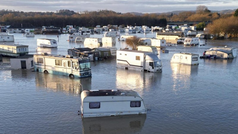 Pemandangan banjir di sekitar taman karavan Little Venice di Yalding, Kent, Inggris, Senin, 6 Januari 2025. (Gareth Fuller/PA via AP)