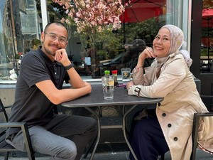 Dewi Yull Bangga Surya Sahetapy Gak Jadikan Tuli Hambatan Capai Cita-cita