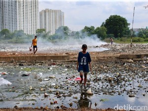Terungkap! Orang Miskin di RI Habiskan Duit Paling Banyak buat Beras-Rokok