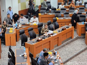 Wakil Ketua DPR Dasco Pimpin Rapat Persiapan Timwas Haji 2025