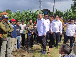 Menko Zulhas Janjikan Irigasi Lancar ke Petani Sidoarjo