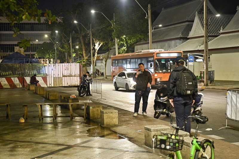 Anggota Biro Investigasi Pusat (CIB) berdiri di dekat tempat mantan anggota parlemen Kamboja dilaporkan ditembak, di Bangkok pada 7 Januari 2025. Seorang mantan anggota parlemen oposisi Kamboja ditembak mati oleh seorang pria bersenjata yang mengendarai sepeda motor di Bangkok pada 7 Januari, media Thailand melaporkan. Anggota Biro Investigasi Pusat (CIB) berdiri di dekat tempat mantan anggota parlemen Kamboja dilaporkan ditembak, di Bangkok pada 7 Januari 2025. Seorang mantan anggota parlemen oposisi Kamboja ditembak mati oleh seorang pria bersenjata yang mengendarai sepeda motor di Bangkok pada 7 Januari, media Thailand melaporkan. (Photo by Lillian SUWANRUMPHA / AFP)