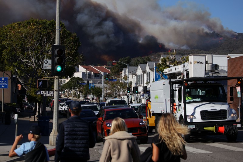Asap mengepul dari kebakaran hutan yang terjadi di dekat Pacific Palisades di sisi barat Los Angeles selama badai angin yang disebabkan cuaca buruk, di Los Angeles, California, 7 Januari 2025. (REUTERS/Daniel Cole)