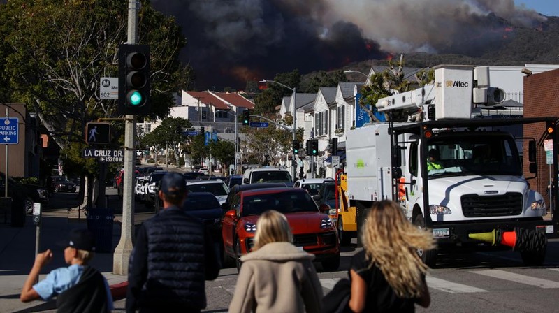 Asap mengepul dari kebakaran hutan yang terjadi di dekat Pacific Palisades di sisi barat Los Angeles selama badai angin yang disebabkan cuaca buruk, di Los Angeles, California, 7 Januari 2025. (REUTERS/Daniel Cole)