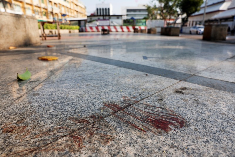 Anggota Biro Investigasi Pusat (CIB) berdiri di dekat tempat mantan anggota parlemen Kamboja dilaporkan ditembak, di Bangkok pada 7 Januari 2025. Seorang mantan anggota parlemen oposisi Kamboja ditembak mati oleh seorang pria bersenjata yang mengendarai sepeda motor di Bangkok pada 7 Januari, media Thailand melaporkan. Anggota Biro Investigasi Pusat (CIB) berdiri di dekat tempat mantan anggota parlemen Kamboja dilaporkan ditembak, di Bangkok pada 7 Januari 2025. Seorang mantan anggota parlemen oposisi Kamboja ditembak mati oleh seorang pria bersenjata yang mengendarai sepeda motor di Bangkok pada 7 Januari, media Thailand melaporkan. (Photo by Lillian SUWANRUMPHA / AFP)