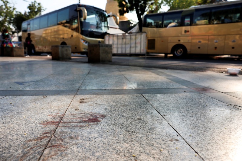 Anggota Biro Investigasi Pusat (CIB) berdiri di dekat tempat mantan anggota parlemen Kamboja dilaporkan ditembak, di Bangkok pada 7 Januari 2025. Seorang mantan anggota parlemen oposisi Kamboja ditembak mati oleh seorang pria bersenjata yang mengendarai sepeda motor di Bangkok pada 7 Januari, media Thailand melaporkan. Anggota Biro Investigasi Pusat (CIB) berdiri di dekat tempat mantan anggota parlemen Kamboja dilaporkan ditembak, di Bangkok pada 7 Januari 2025. Seorang mantan anggota parlemen oposisi Kamboja ditembak mati oleh seorang pria bersenjata yang mengendarai sepeda motor di Bangkok pada 7 Januari, media Thailand melaporkan. (Photo by Lillian SUWANRUMPHA / AFP)