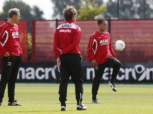 Alasan Kluivert Pilih Pastoor dan Landzaat Jadi Asisten di Timnas Indonesia