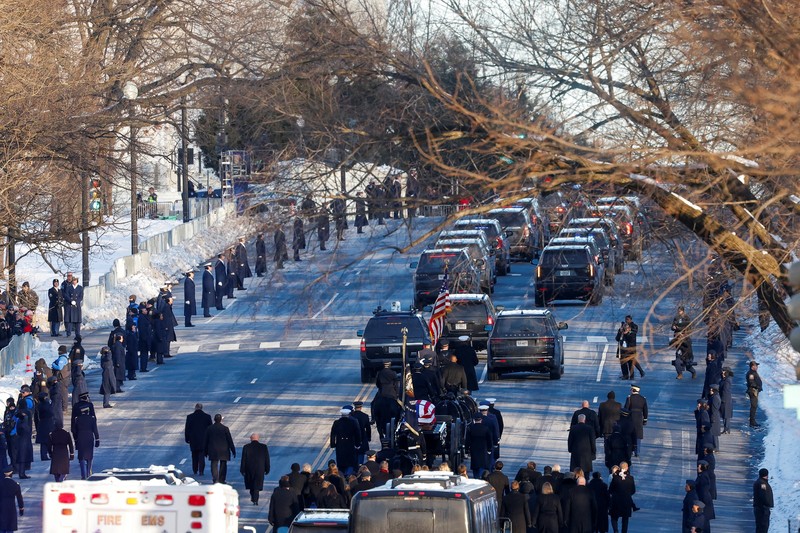 Peti mati berisi jenazah mantan Presiden AS Jimmy Carter dipindahkan menuju Gedung Capitol AS dengan kereta kuda di Washington, AS, Selasa, 7 Januari 2025. (Susan Walsh/Pool via REUTERS)