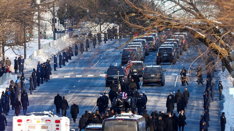 Peti mati berisi jenazah mantan Presiden AS Jimmy Carter dipindahkan menuju Gedung Capitol AS dengan kereta kuda di Washington, AS, Selasa, 7 Januari 2025. (Susan Walsh/Pool via REUTERS)