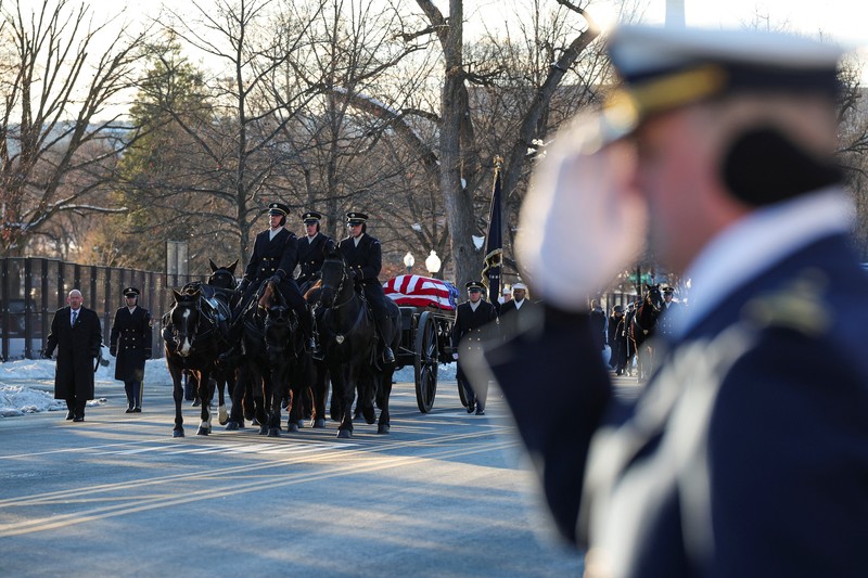 Peti mati berisi jenazah mantan Presiden AS Jimmy Carter dipindahkan menuju Gedung Capitol AS dengan kereta kuda di Washington, AS, Selasa, 7 Januari 2025. Peti mati berisi jenazah mantan Presiden AS Jimmy Carter dipindahkan menuju Gedung Capitol AS dengan kereta kuda di Washington, AS, Selasa, 7 Januari 2025. (Susan Walsh/Pool via REUTERS)