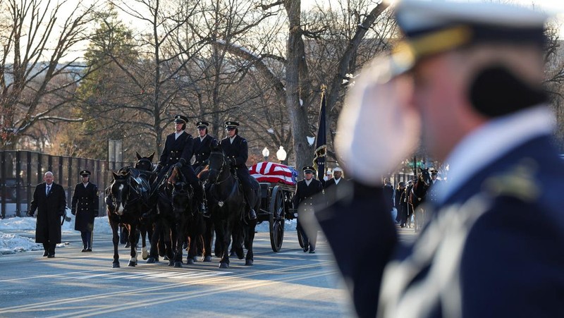 Peti mati berisi jenazah mantan Presiden AS Jimmy Carter dipindahkan menuju Gedung Capitol AS dengan kereta kuda di Washington, AS, Selasa, 7 Januari 2025. (Susan Walsh/Pool via REUTERS)