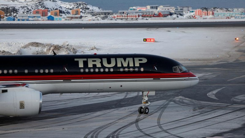 Donald Trump Jr mengunjungi Nuuk, ibu kota Greendland, dalam lawatan pribadi, Selasa, 7 Januari 2025. (via REUTERS/Emil Stach)