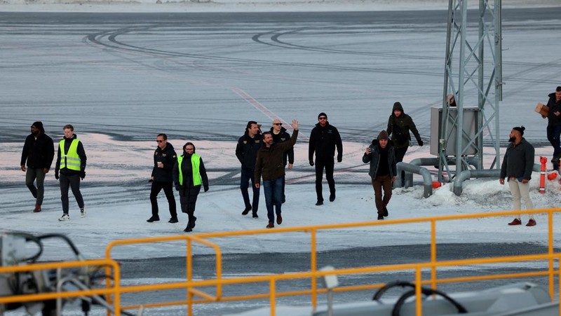 Donald Trump Jr mengunjungi Nuuk, ibu kota Greendland, dalam lawatan pribadi, Selasa, 7 Januari 2025. (via REUTERS/Emil Stach)