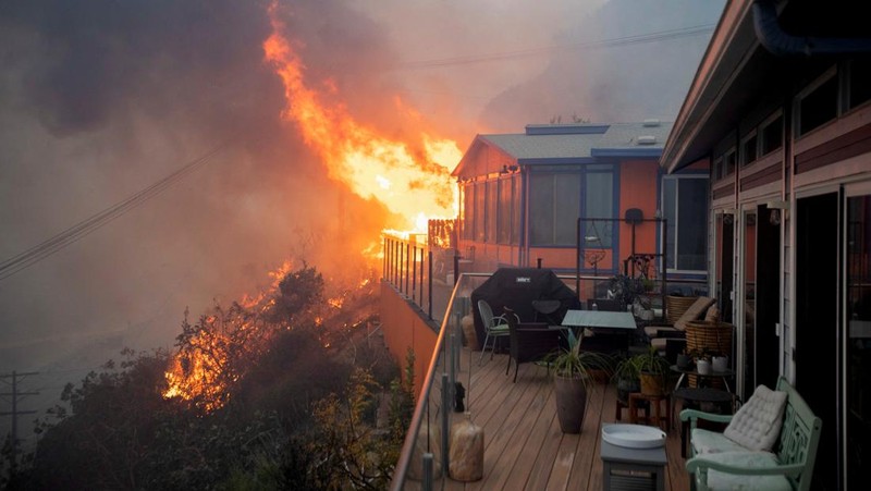 Asap mengepul dari kebakaran hutan yang terjadi di dekat Pacific Palisades di sisi barat Los Angeles selama badai angin yang disebabkan cuaca buruk, di Los Angeles, California, 7 Januari 2025. (REUTERS/Daniel Cole)