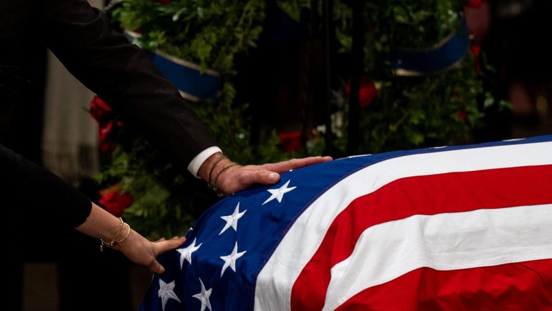 Peti mati berisi jenazah mantan Presiden AS Jimmy Carter dipindahkan menuju Gedung Capitol AS dengan kereta kuda di Washington, AS, Selasa, 7 Januari 2025. (Susan Walsh/Pool via REUTERS)