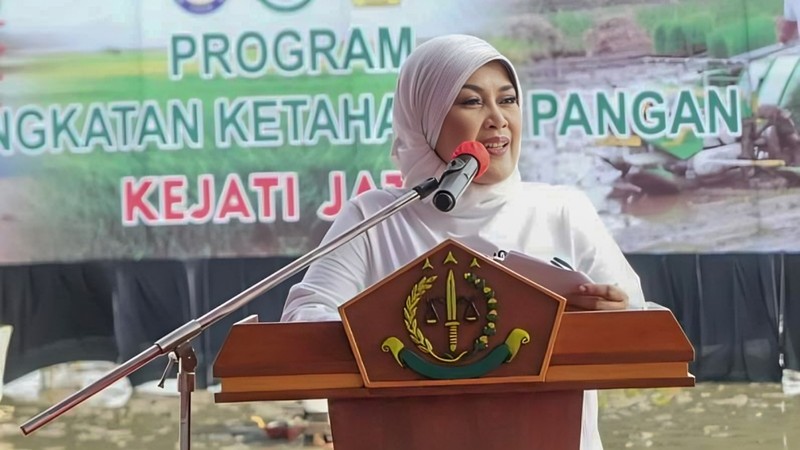 Kepala Kejaksaan Tinggi Jawa Timur Mia Amiati menghadiri acara tanam padi dalam rangka kegiatan Jaksa Sahabat Tani di Gresik, Jatim, Rabu (8/1/2025). (Dok. Kejaksaan Tinggi Jawa Timur)