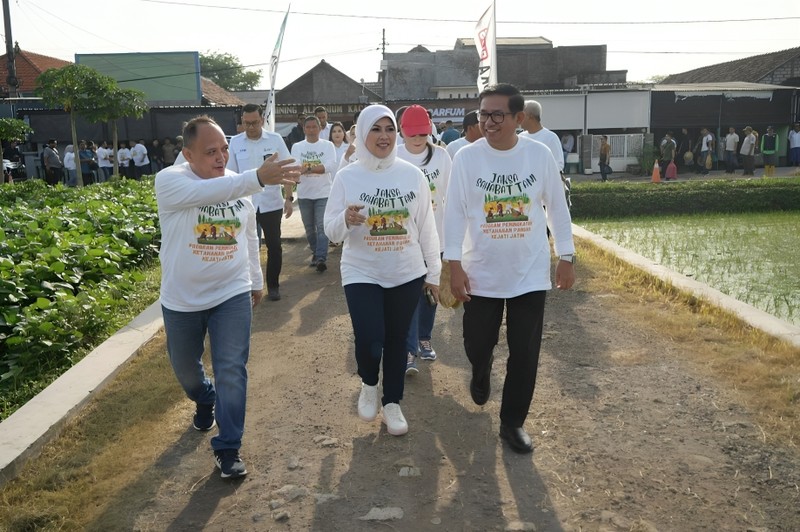Kepala Kejaksaan Tinggi Jawa Timur Mia Amiati menghadiri acara tanam padi dalam rangka kegiatan Jaksa Sahabat Tani di Gresik, Jatim, Rabu (8/1/2025). Kepala Kejaksaan Tinggi Jawa Timur Mia Amiati menghadiri acara tanam padi dalam rangka kegiatan Jaksa Sahabat Tani di Gresik, Jatim, Rabu (8/1/2025). (Dok. Kejaksaan Tinggi Jawa Timur)