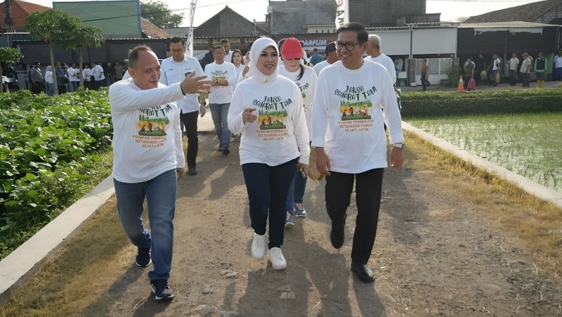 Kepala Kejaksaan Tinggi Jawa Timur Mia Amiati menghadiri acara tanam padi dalam rangka kegiatan Jaksa Sahabat Tani di Gresik, Jatim, Rabu (8/1/2025). (Dok. Kejaksaan Tinggi Jawa Timur)