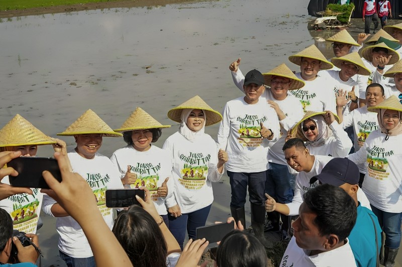 Kepala Kejaksaan Tinggi Jawa Timur Mia Amiati menghadiri acara tanam padi dalam rangka kegiatan Jaksa Sahabat Tani di Gresik, Jatim, Rabu (8/1/2025). Kepala Kejaksaan Tinggi Jawa Timur Mia Amiati menghadiri acara tanam padi dalam rangka kegiatan Jaksa Sahabat Tani di Gresik, Jatim, Rabu (8/1/2025). (Dok. Kejaksaan Tinggi Jawa Timur)
