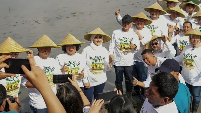 Kepala Kejaksaan Tinggi Jawa Timur Mia Amiati menghadiri acara tanam padi dalam rangka kegiatan Jaksa Sahabat Tani di Gresik, Jatim, Rabu (8/1/2025). (Dok. Kejaksaan Tinggi Jawa Timur)