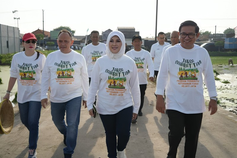 Kepala Kejaksaan Tinggi Jawa Timur Mia Amiati menghadiri acara tanam padi dalam rangka kegiatan Jaksa Sahabat Tani di Gresik, Jatim, Rabu (8/1/2025). Kepala Kejaksaan Tinggi Jawa Timur Mia Amiati menghadiri acara tanam padi dalam rangka kegiatan Jaksa Sahabat Tani di Gresik, Jatim, Rabu (8/1/2025). (Dok. Kejaksaan Tinggi Jawa Timur)
