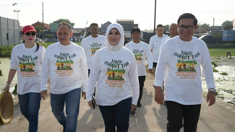 Kepala Kejaksaan Tinggi Jawa Timur Mia Amiati menghadiri acara tanam padi dalam rangka kegiatan Jaksa Sahabat Tani di Gresik, Jatim, Rabu (8/1/2025). (Dok. Kejaksaan Tinggi Jawa Timur)