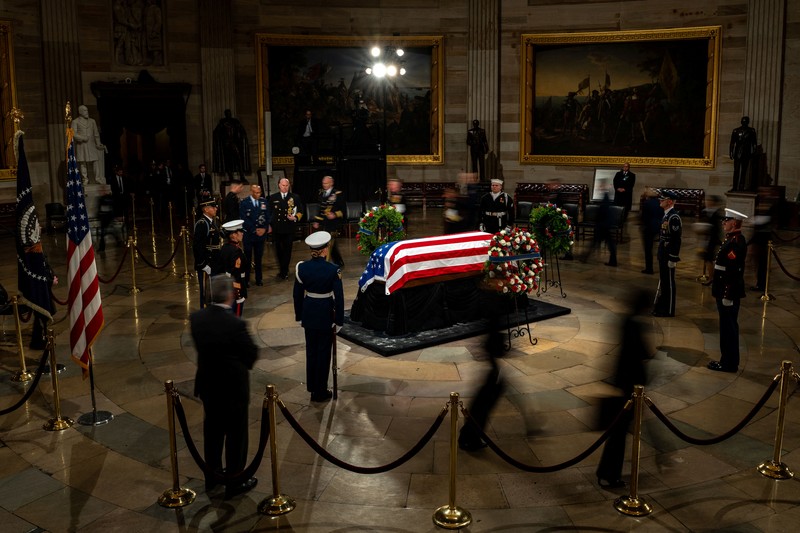 Peti mati berisi jenazah mantan Presiden AS Jimmy Carter dipindahkan menuju Gedung Capitol AS dengan kereta kuda di Washington, AS, Selasa, 7 Januari 2025. Peti mati berisi jenazah mantan Presiden AS Jimmy Carter dipindahkan menuju Gedung Capitol AS dengan kereta kuda di Washington, AS, Selasa, 7 Januari 2025. (Susan Walsh/Pool via REUTERS)
