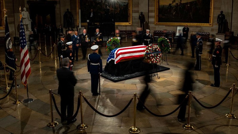 Peti mati berisi jenazah mantan Presiden AS Jimmy Carter dipindahkan menuju Gedung Capitol AS dengan kereta kuda di Washington, AS, Selasa, 7 Januari 2025. (Susan Walsh/Pool via REUTERS)