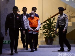 Video: KPK Tahan Eks Dirut PT Taspen Terkait Kasus Investasi Fiktif