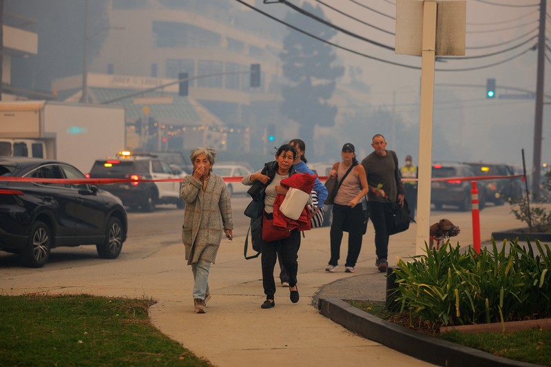 Asap mengepul dari kebakaran hutan yang terjadi di dekat Pacific Palisades di sisi barat Los Angeles selama badai angin yang disebabkan cuaca buruk, di Los Angeles, California, 7 Januari 2025. (REUTERS/Daniel Cole)