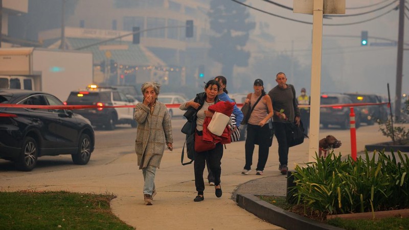 Asap mengepul dari kebakaran hutan yang terjadi di dekat Pacific Palisades di sisi barat Los Angeles selama badai angin yang disebabkan cuaca buruk, di Los Angeles, California, 7 Januari 2025. (REUTERS/Daniel Cole)