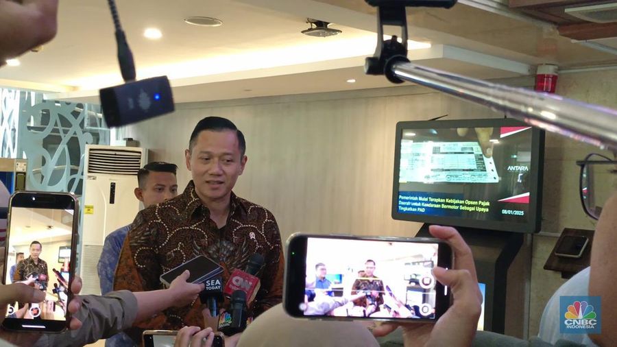 Menko Infrastruktur dan Pembangunan Kewilayahan, Agus Harimurti Yudhoyono (AHY) saat ditemui sebelum Rakor di kamtornya, Rabu (8/1/2025). (CNBC Indonesia/Martyasari Rizky)