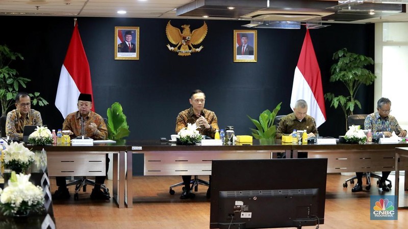 Menteri Koordinator Bidang Infrastruktur dan Pembangunan Kewilayahan (Menko Infra) Agus Harimurti Yudhoyono (AHY) mengundang menteri dan wakil menteri di jajarannya untuk rapat bersama guna membahas kebijakan strategis pada 2025 di Jakarta, Rabu (8/1/2025). (CNBC Indonesia/Muhammad Sabki)