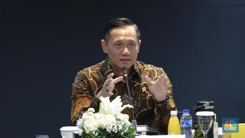 Menteri Koordinator Bidang Infrastruktur dan Pembangunan Kewilayahan (Menko Infra) Agus Harimurti Yudhoyono (AHY) mengundang menteri dan wakil menteri di jajarannya untuk rapat bersama guna membahas kebijakan strategis pada 2025 di Jakarta, Rabu (8/1/2025). (CNBC Indonesia/Muhammad Sabki)