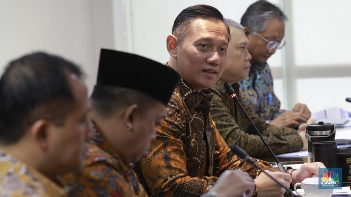 Menteri Koordinator Bidang Infrastruktur dan Pembangunan Kewilayahan (Menko Infra) Agus Harimurti Yudhoyono (AHY) mengundang menteri dan wakil menteri di jajarannya untuk rapat bersama guna membahas kebijakan strategis pada 2025 di Jakarta, Rabu (8/1/2025). (CNBC Indonesia/Muhammad Sabki)